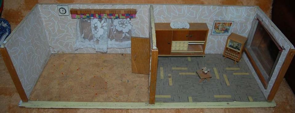 DDR Spielzeug Puppenstube Haus 2-Zimmer Möbel Zubehör 72x24cm in Altenburg