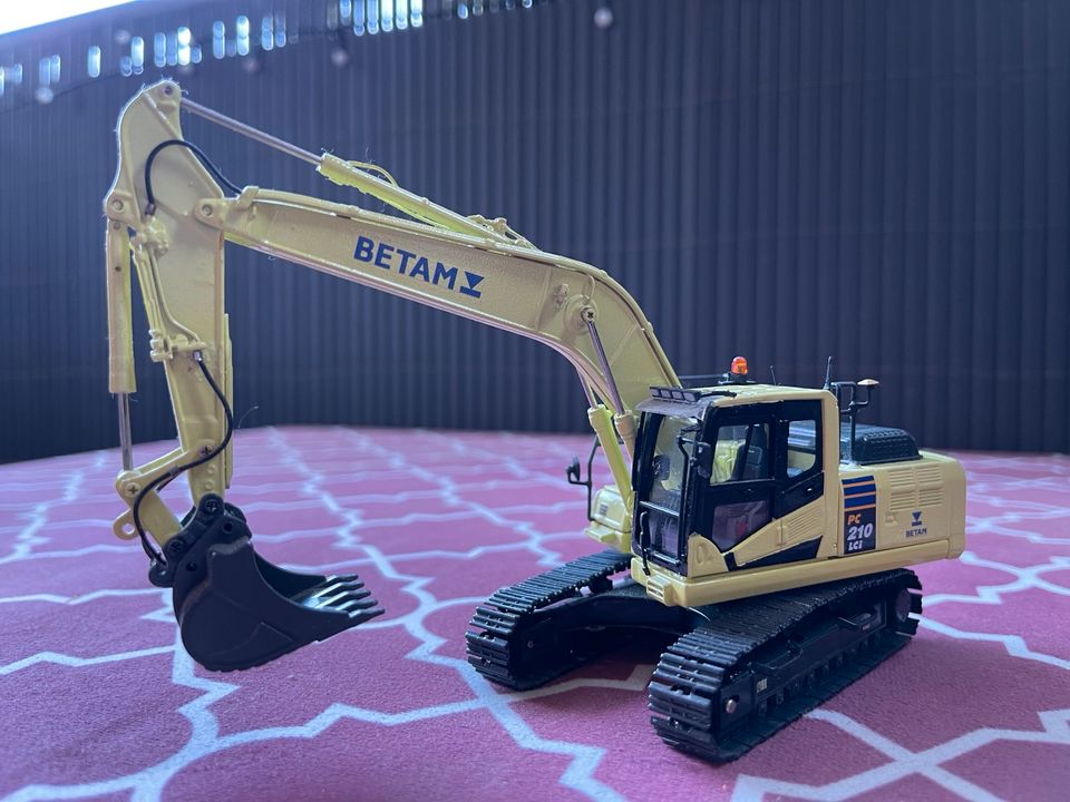 Komatsu PC 210-10 BETAM Lackierung 1:50 in Berlin