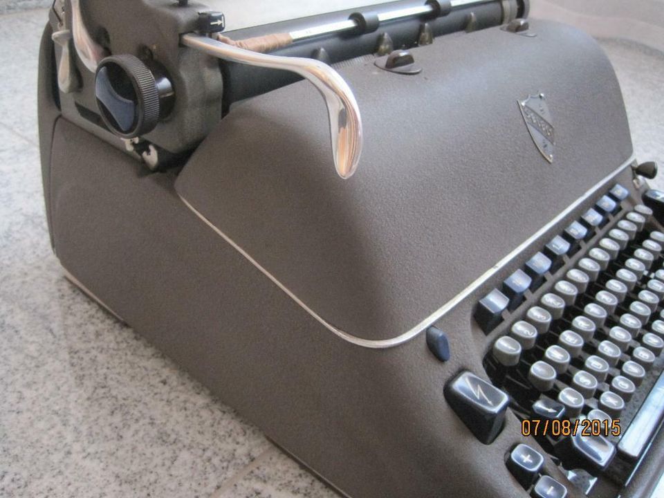 alte, hohe,  mechanische Schreibmaschine mit Abdeckhaube in Saarbrücken