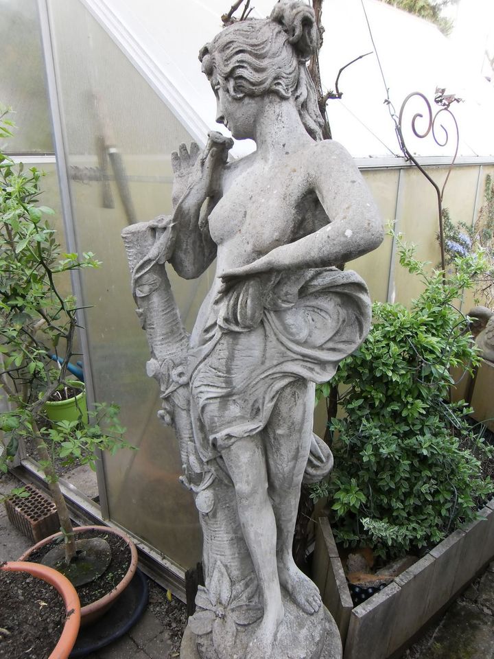 Steinfigur Figur Skulptur Statue Frauenstatue massiv schwer groß in Mauern