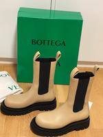 Bottega Veneta Lug Stiefel Chelsea Boots Beige/Schwarz Neu 39,5 Hessen - Hochheim am Main Vorschau