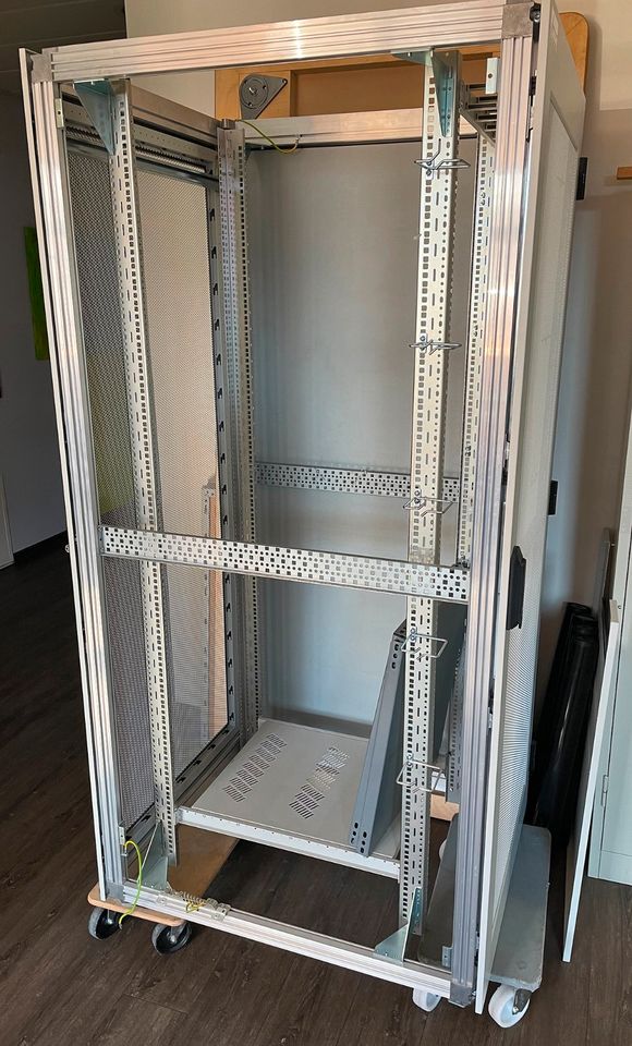 Server-Rack von Knürr mit Zubehör in Pastetten