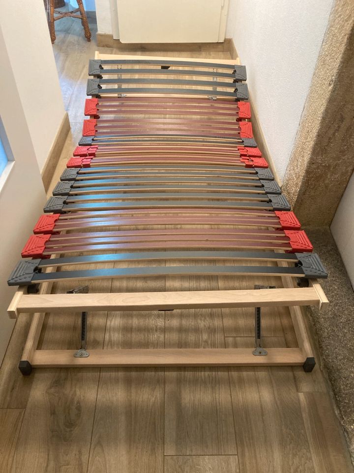 Lattenrost neuwertig 90x200 cm in Neustadt