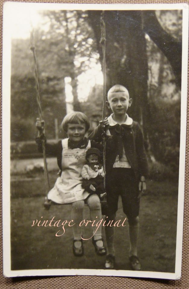 altes Foto Vintage Kinder Mädchen Junge Geschwister mit Puppe in Potsdam