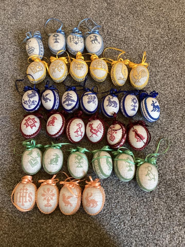 Gestickte Eier, Ostereier, Ostern, Handarbeit, Preis pro Stück in Schechen