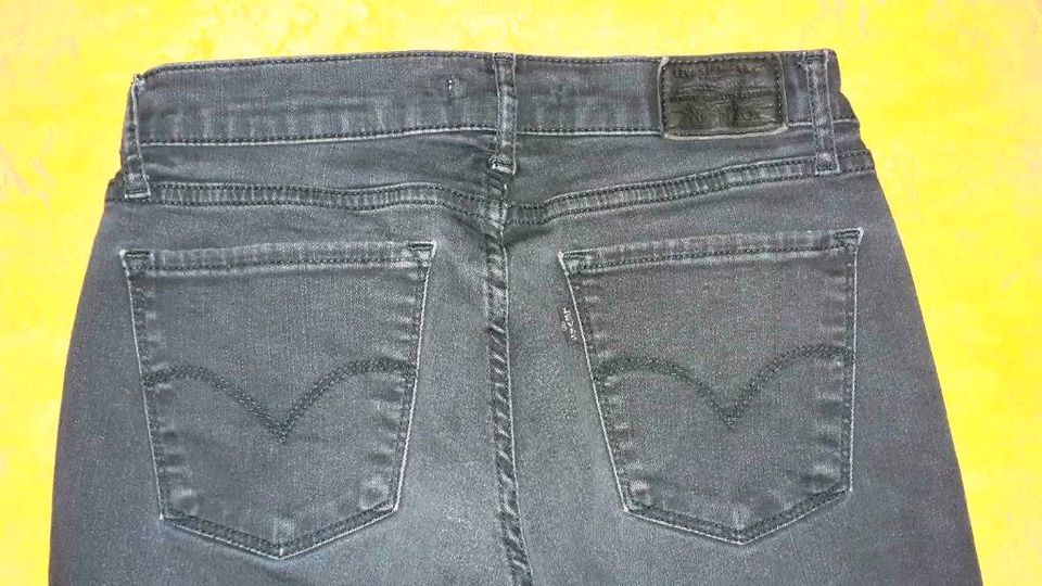 Levis Jeans schwarz W26 L32 in Neukieritzsch