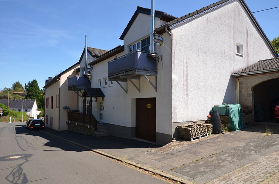 Geräumiges Wohnhaus mit zwei Mieteinheiten, Garage und Stellplätzen in Steffeln (10) in Steffeln