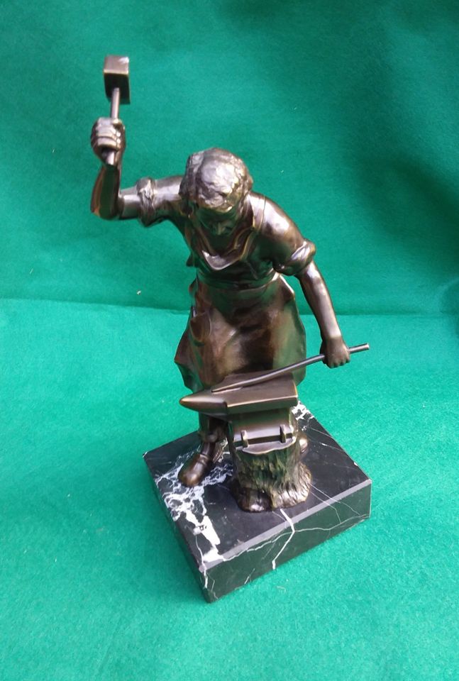Bronze Figur Schmied mit Amboss in Trebur