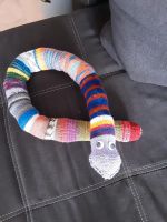 Handgestrickter Zugluftstopper als bunter Wurm Hessen - Neuhof Vorschau