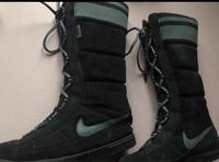 Nike Damen Mädchen Marken Stiefel Boots Schuhe Gr 36,5 schwarz Hessen - Bad Homburg Vorschau