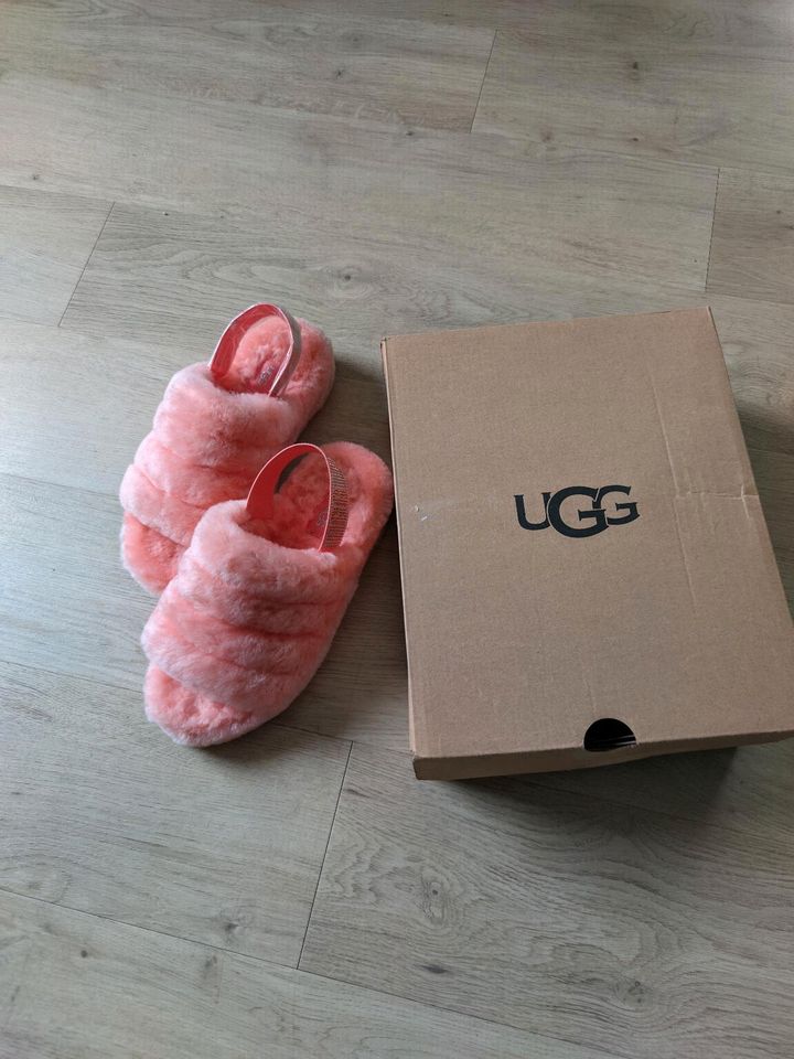 UGG Schuhe gr 37, neu, mit Ersatzsteinchen, Lammfell,inkl Versand in Remscheid