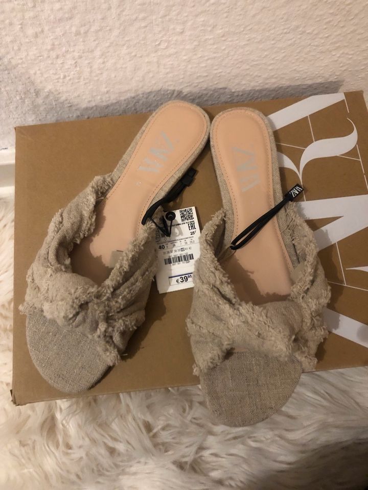 ZARA Pantoletten Schuhe Latschen Sandalen beige Gr. 40 NEU in Iserlohn