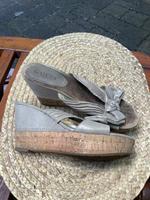 GUESS Pantolette, beige/ goldfarben, Gr.38 Brandenburg - Eichwalde Vorschau