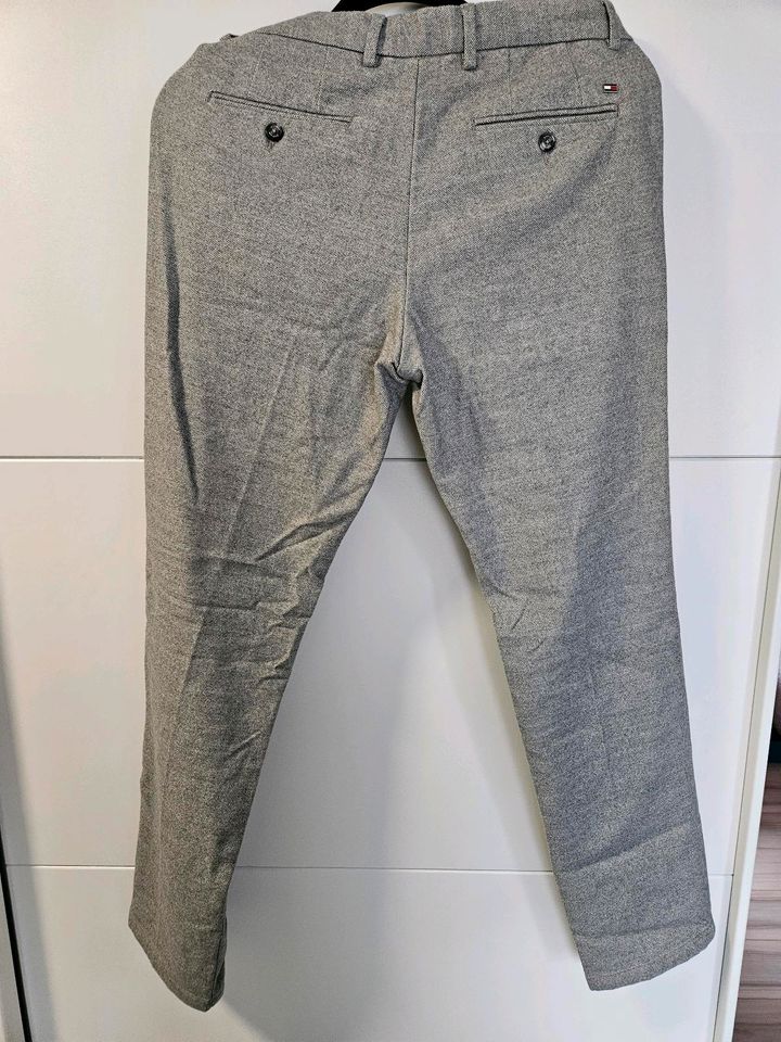 Tommy Hilfiger Chino Hose Herren 31/32 in Berlstedt