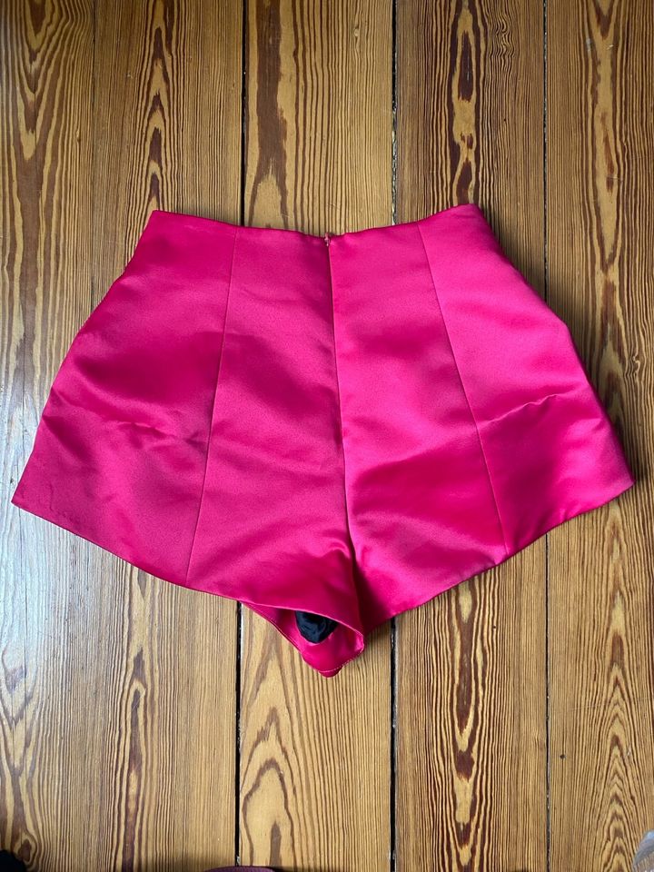 Short rosa pink satinoptik satin von Zara Größe 34 neu in Greifswald