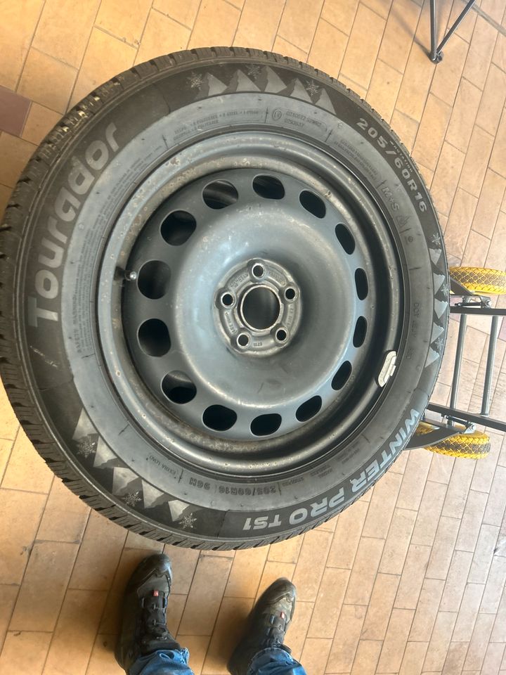 Winterreifen auf Stahlfelgen Seat Arona 205/60 R 16 in Siegen