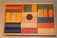 63 XL natürliche Regenbogen Bauklötze mit Box Woodenstory Niedersachsen - Wrestedt Vorschau