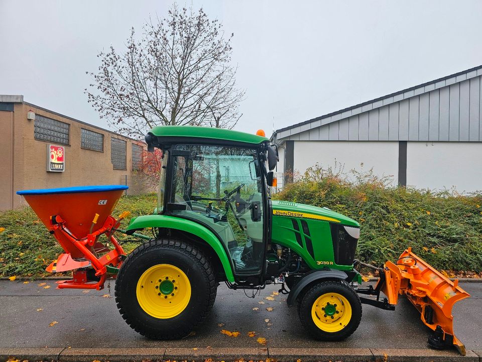 John Deere 3038R Kommunaltraktor Winterdienst in Stuttgart