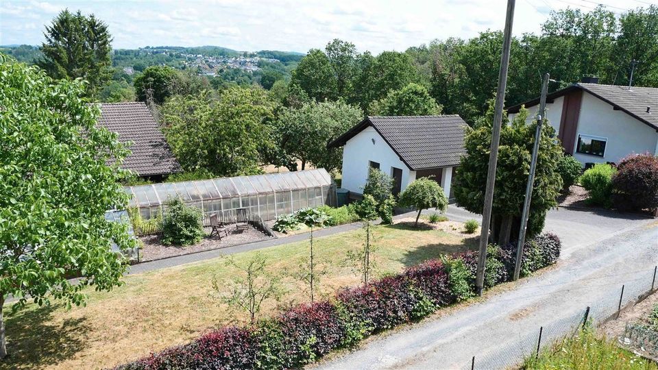 Bungalow-Baugrundstück mit vorhandener Doppelgarage in Wissen