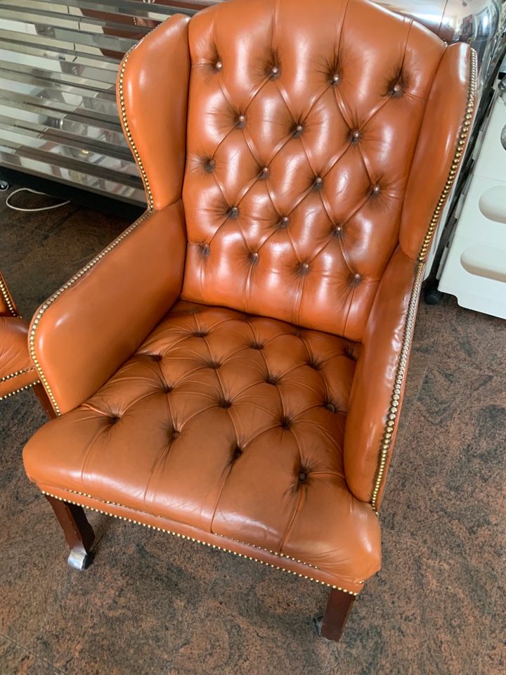 2 Chesterfield,Ohrensessel,Sessel echt Leder, vintage Top Zustand in Lehre