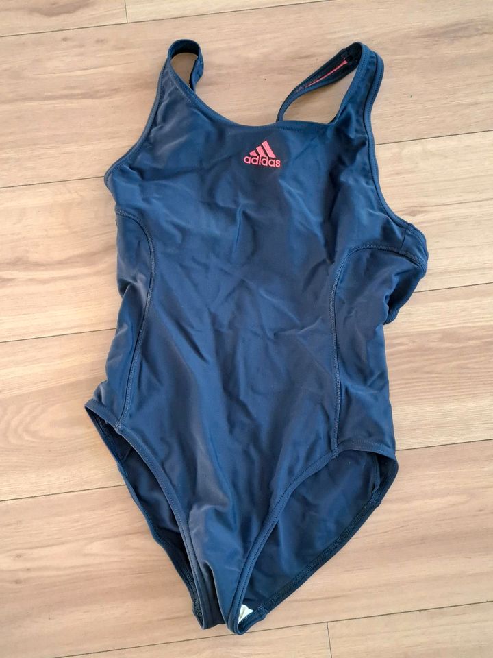 Adidas Badeanzug Gr. 152 incl Versand in Brakel