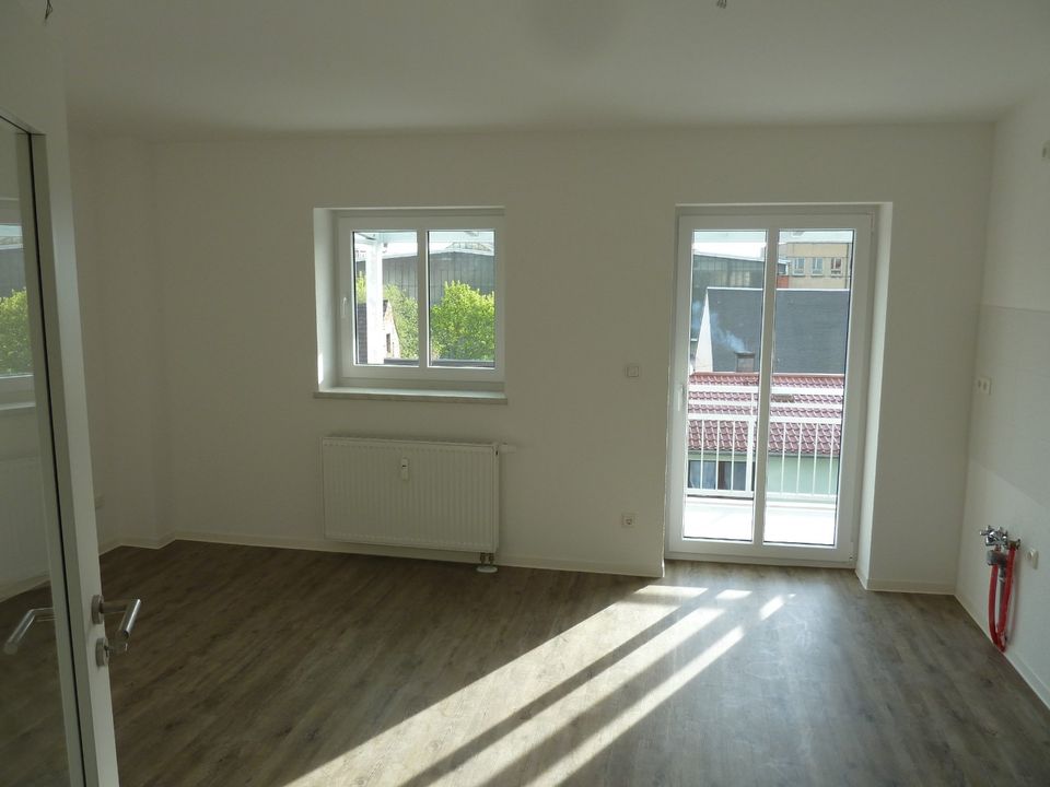 Helle, generalsanierte 2-Raum-Wohnung mit großem Balkon - Nähe Salbker Seen! in Magdeburg