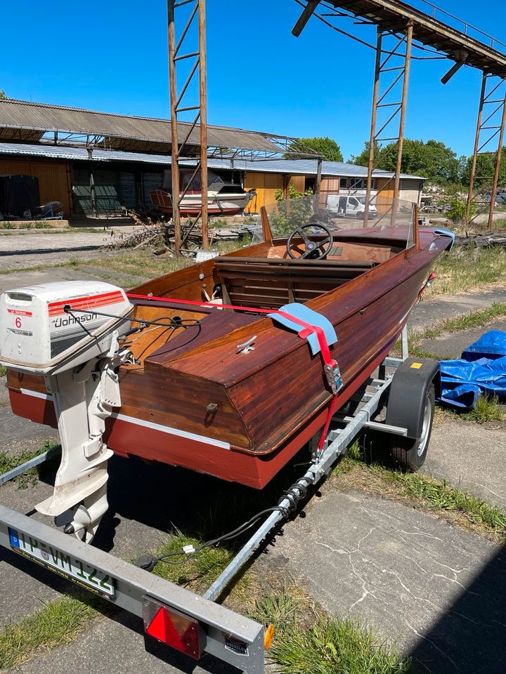 Motorboot aus Holz in Templin