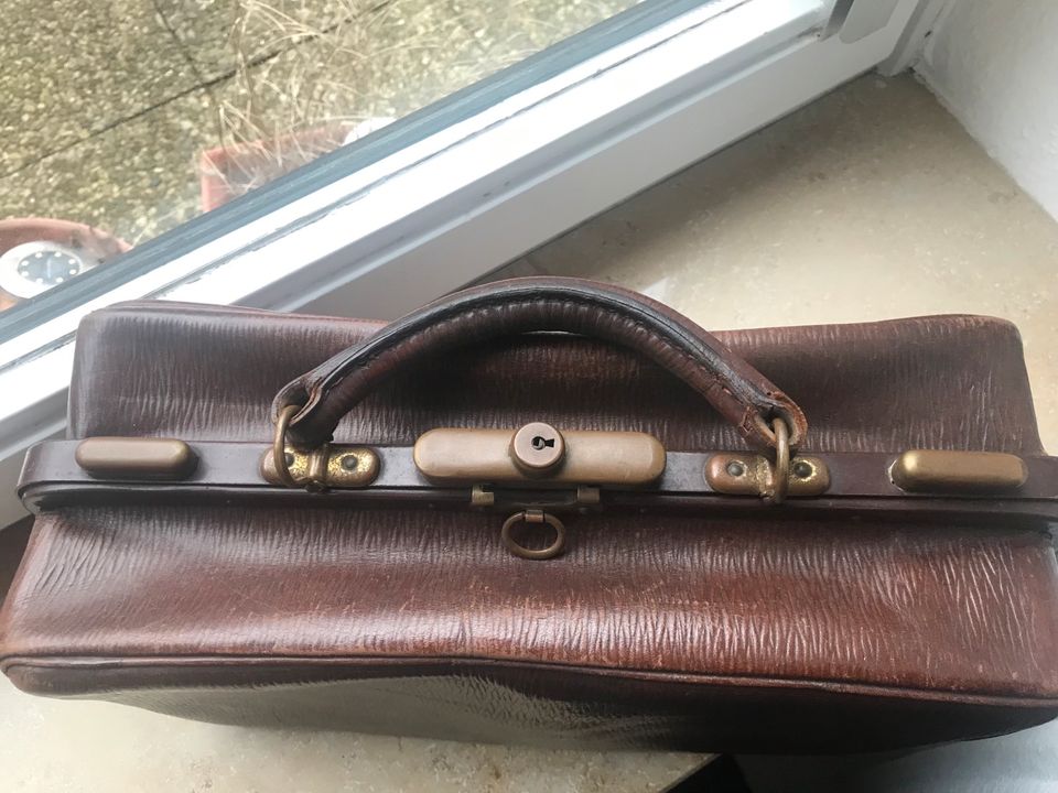 Hebammen Arzt Tasche Koffer Antik Leder Braun in Glinde