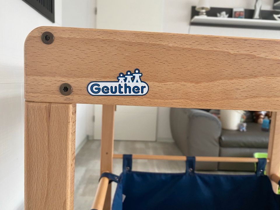 Geuther Wickeltisch auf Rollen/ Wickelkommode  mit Zubehör in Schwendi