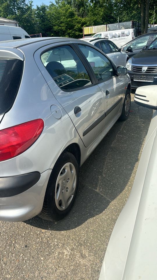 Zu verkaufen steht ein Peugeot 206 mit 62.000 gelaufen in Duisburg