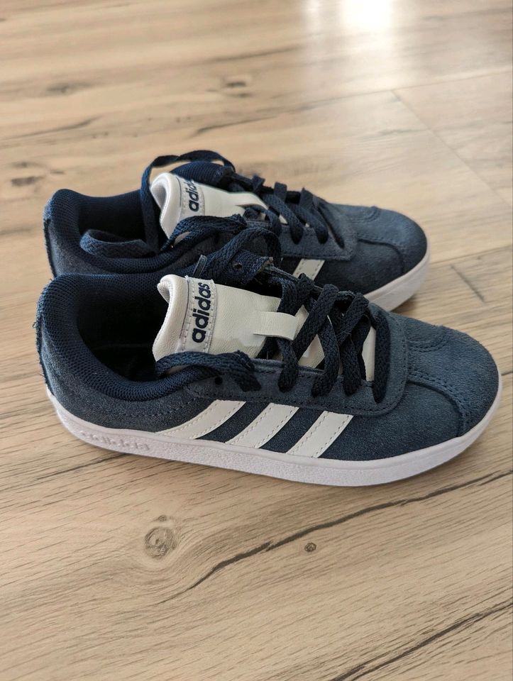Adidas Kinder Sneakers Court Gr. 30 blau in Weissach