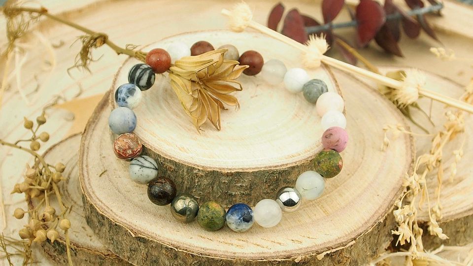 Farbenfrohes Armband aus verschiedenen Steinen in Biberach an der Riß