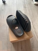 Yeezy Slide Größe 43 ONYX Hessen - Schauenburg Vorschau