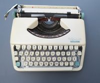 Schreibmaschine mit Koffer Olympia Nostalgisch gut erhalten Hessen - Fuldabrück Vorschau
