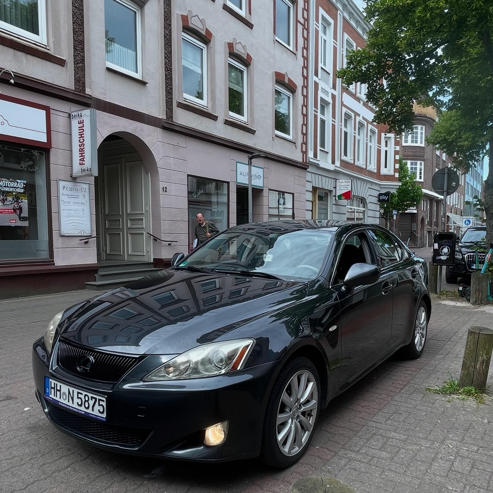 Abbildung des Autos Lexus is220