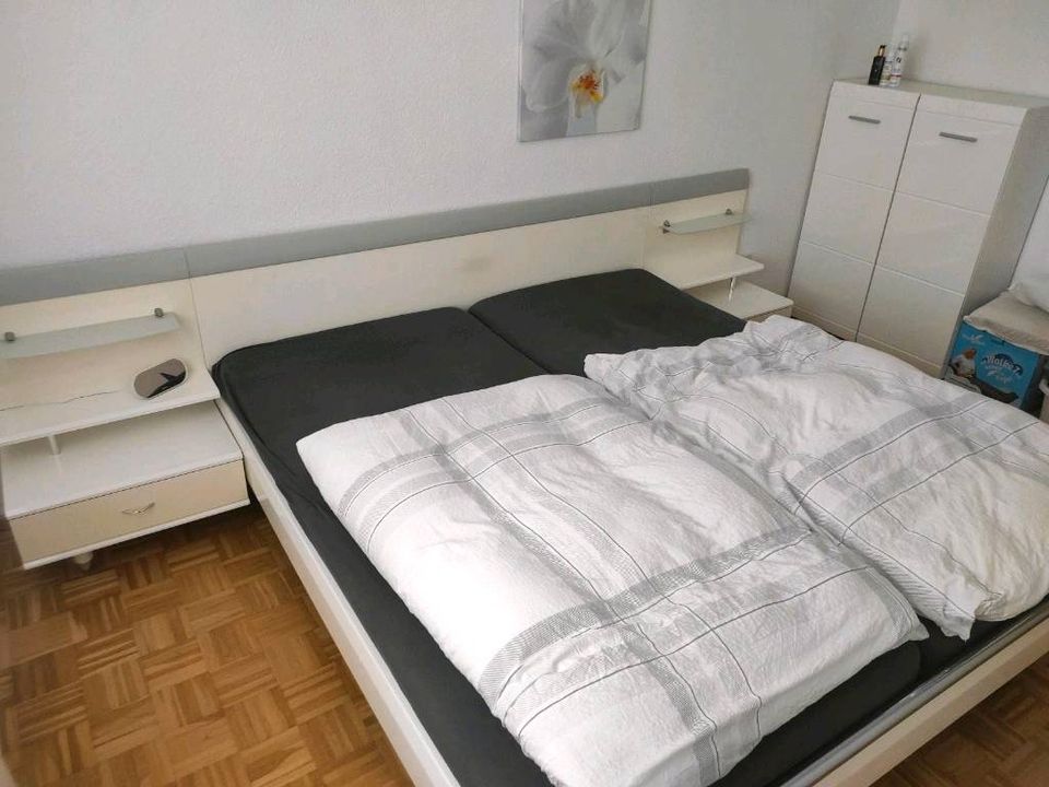 Schlafzimmer Bett mit Nachtkästchen Weiss in Amberg