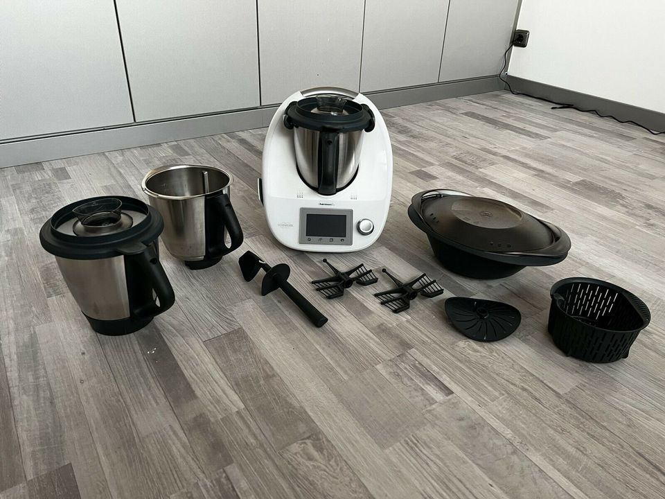 Vorwerk Thermomix TM5 mit 3 Mixtöpfen, Cook Key, Varoma & Zubehör in Pulheim