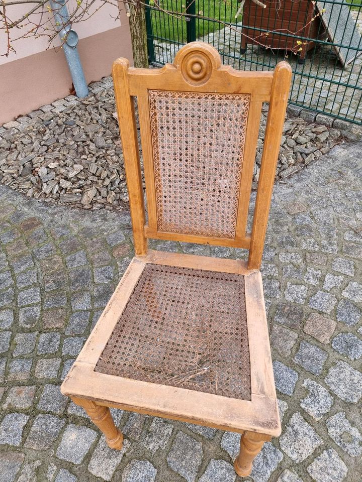 Alter Stuhl antik, gedrechselte Beine, Wiener geflecht in Zeithain