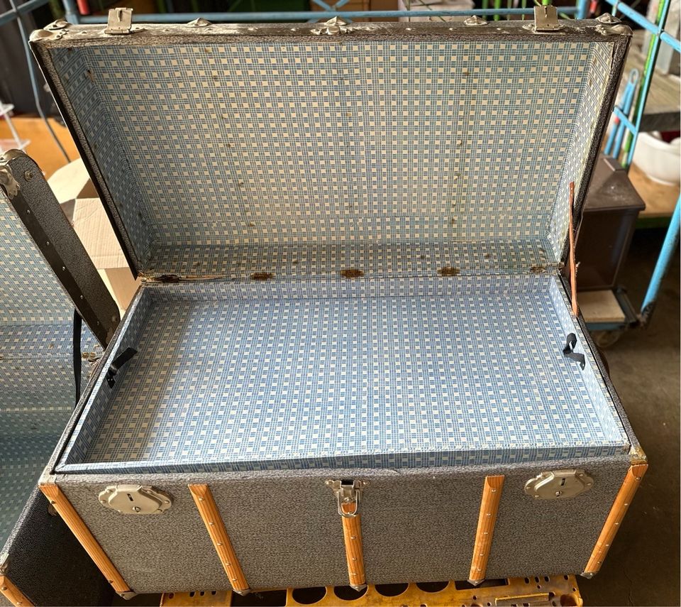 Alter 2x Truhe Koffer Tisch Regal Aufbewahrung Vintage in Frankfurt am Main