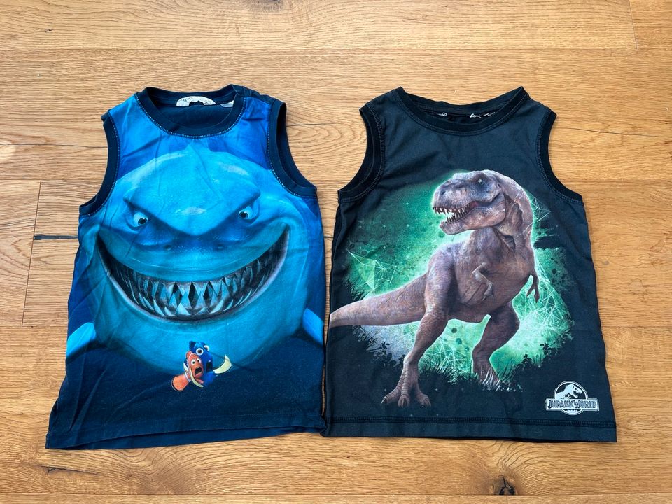 H & M Kurzarmshirts Dino / Hai - Größe 110 / 116 in Ingolstadt