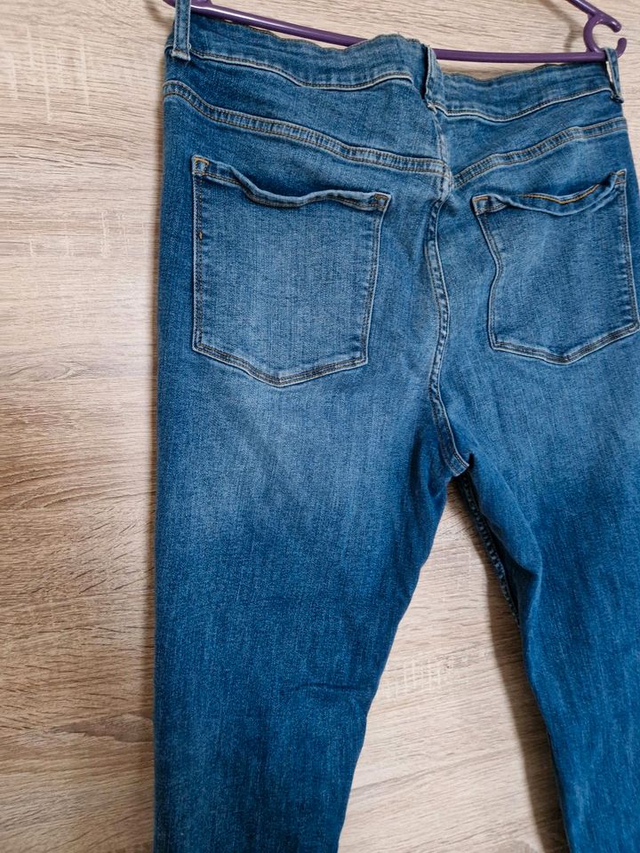 Primark Skinny Röhrenjeans Jeans Jeanshose eng anliegend Größe 44 in Rattelsdorf