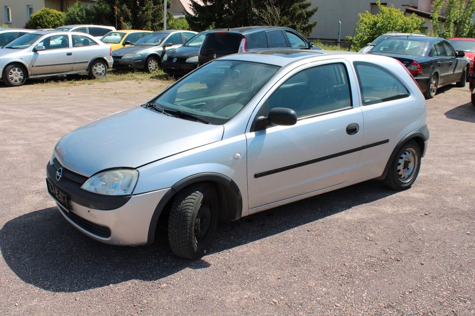 Opel Corsa C Basis AHK in Schkopau