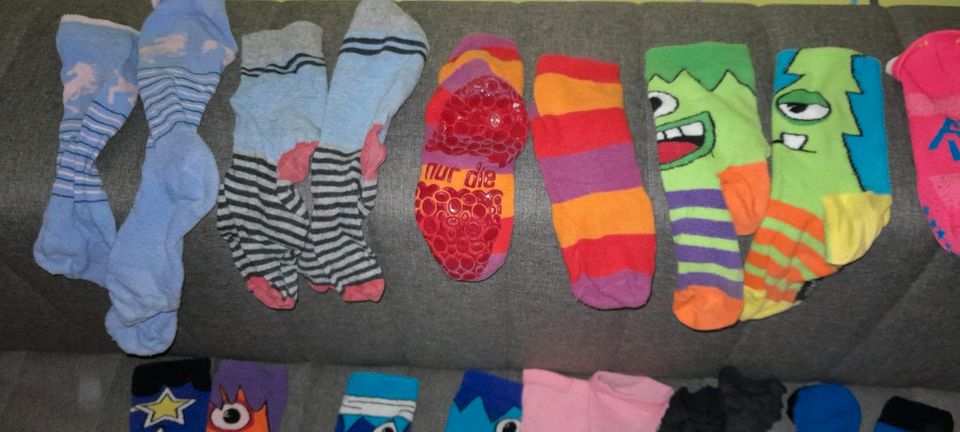 19 Paar Sneaker, lange, dünne, dicke Socken in Moers