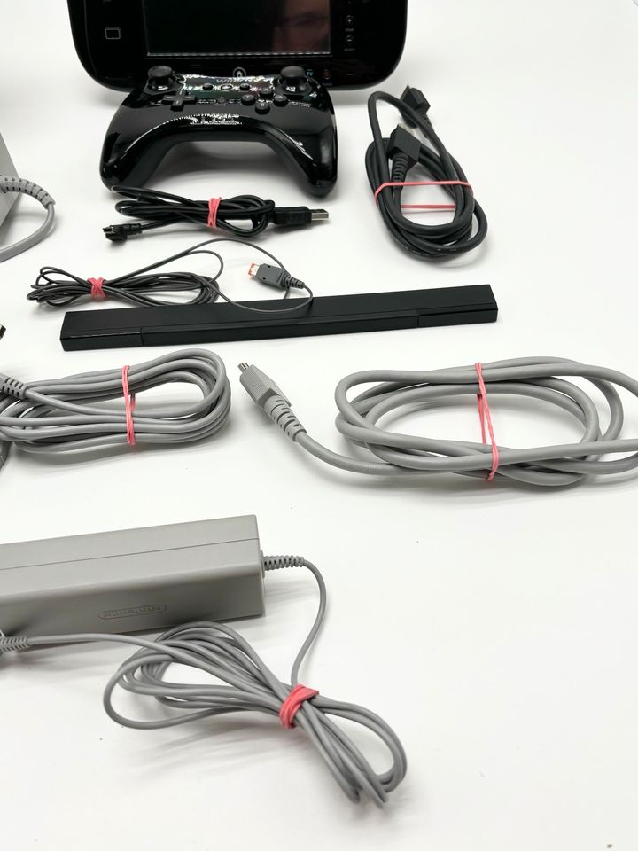 Nintendo WiiU Konsole schwarz inkl. Controller & 2 Mikrofone WUP- in Filderstadt