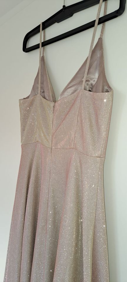 Abendkleid mit Glitzermesh in metallic rosa in Leutenbach