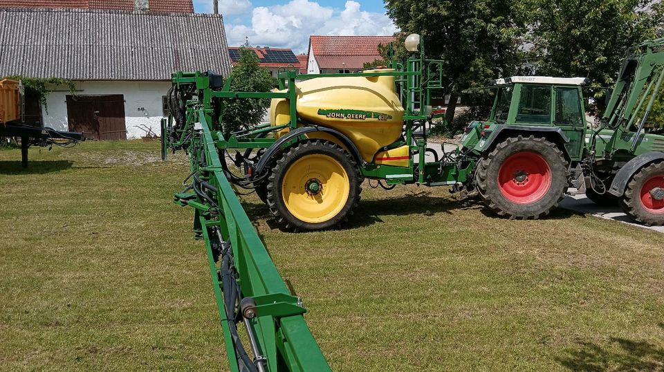 John Deere 832 Anhängespritze in Mering