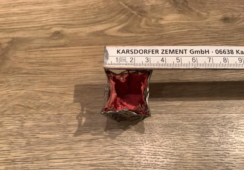 Silberner Schimständer aus Zinn mit roter Stoffauskleidung in Nickenich