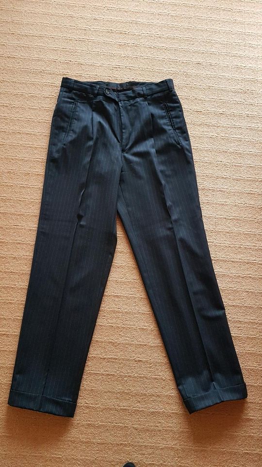 Nadelstreifenanzug / Anzug ( Sakko 98? + Anzughose 48 ) schwarz in Paulinenaue