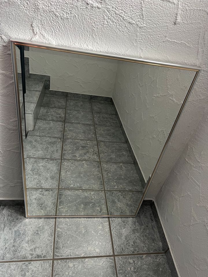 Spiegel mit schlichtem Rahmen 100x70cm in Oelde