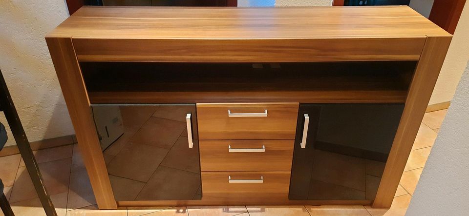 Sideboard Nussbaum/schwarz glänzend, 3 Schubladen, sehr stabil in Jesberg